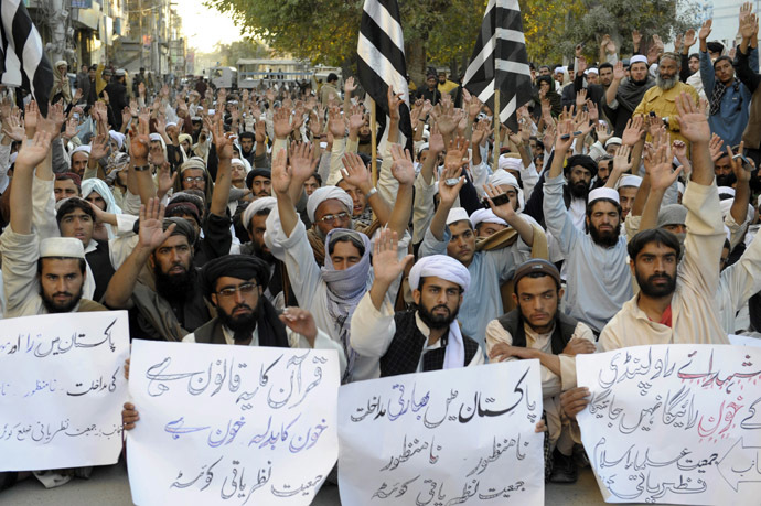 Pakistani Sunni Muslim supporters of hard line pro-Taliban party Jamiat Ulema-i-Islam-Nazaryati (JUI-N) raise their hands during a protest rally in Quetta on November 18, 2013 following sectarian clashes in Rawalpindi. (AFP Photo)