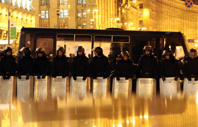 Ukrainian riot policemen stand guard in Independence Square in Kiev on December 10, 2013. (AFP Photo / Sergey Gapon)