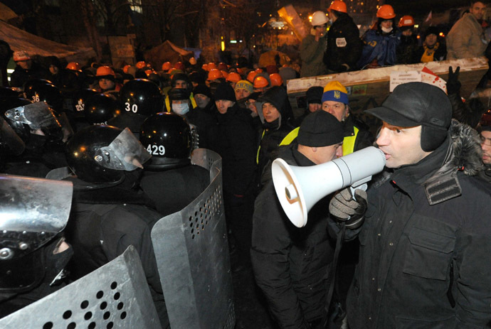 Leader of the Ukrainian opposition party UDAR (Punch) Vitali Klitschko speaks with a megaphone to anti-riot police on Independence Square in Kiev, on December 11, 2013. (AFP Photo/Victor Drachev)