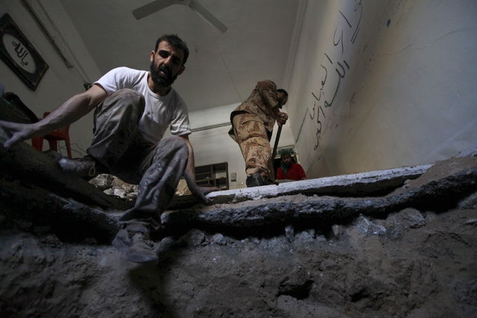 Free Syrian Army fighters dig a tunnel in Deir al-Zor, eastern Syria (Reuters / Khalil Ashawi)