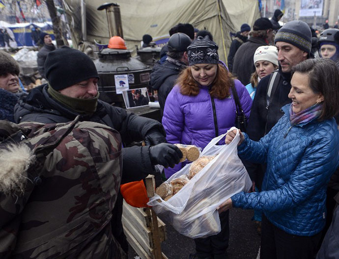A handout picture released on December 10, 2013 by Ukrainian Union Opposition press services hows US Assistant secretary of State for European and Eurasian Affairs Victoria Nuland (R) distributing cakes to protesters on the Independence Square in Kiev (AFP Photo / Andrew Kravchenko)