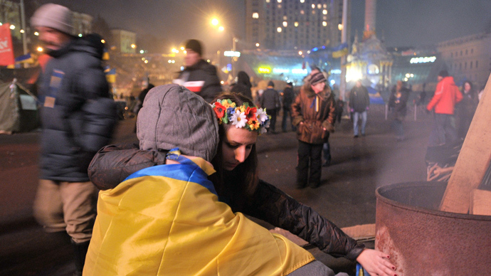 A couple warms its hands near a fire on Independence Square in Kiev late on December 17, 2013 (AFP Photo / Genya Savilov)