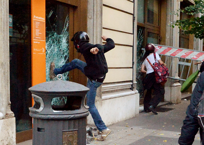 People try to broke the windows of an Unicredit bank agency during an anti-austerity protest on October 19, 2013 in Rome (AFP Photo / Alberto Pizzoli)