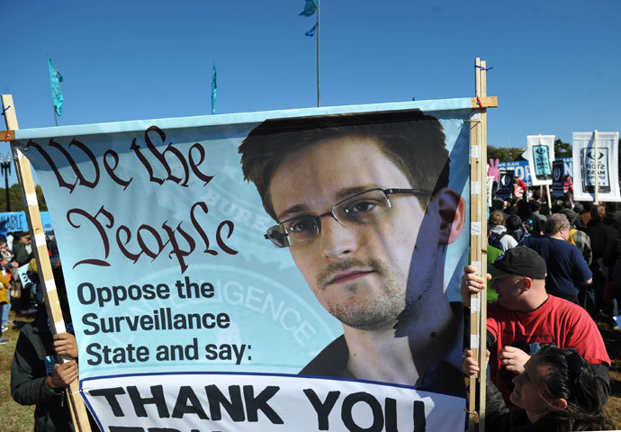 Demonstrators hold a banner bearing the image of Edward Snowden with a message of thanks during a protest against government surveillance on October 26, 2013 in Washington, DC.(AFP Photo / Mandel Ngan)