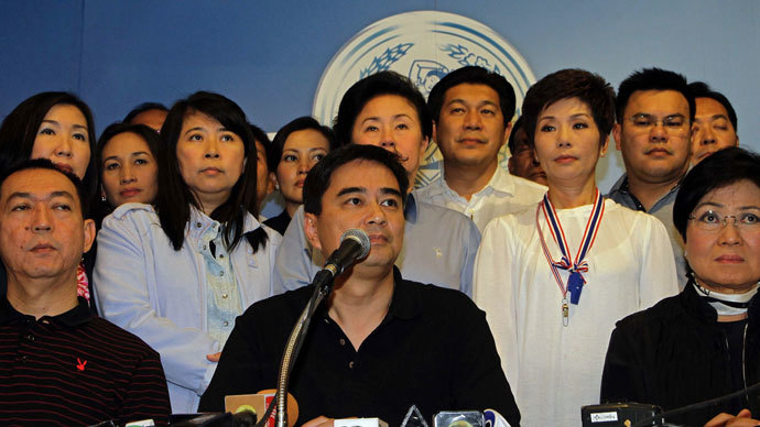 Former Thai Prime Minister and opposition leader Abhisit Vejjajiva (C) addresses a news conference at the Democrat Party headquarters in Bangkok on December 8, 2013.(AFP Photo)