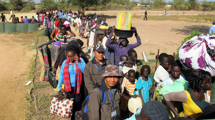Civilians queuing outside the UNMISS compound in Bor, on December 18, 2013.(AFP Photo / Rolla Hinedi)