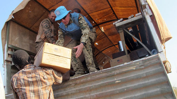 Peacekeepers of the United Nations distributing boxes of food to displaced people during a World Food Programme (WFP) food distribution on December 22, 2103 in Bentiu.(AFP Photo / Anna Adhikari)