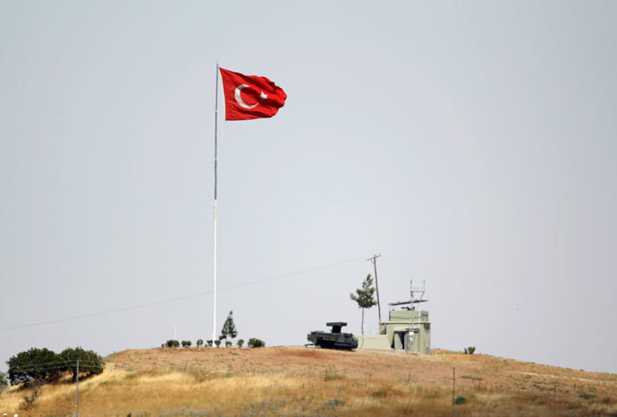 A mobile missile launcher is positioned near the Turkish flag at a military base on the Turkish-Syrian border in Oncupinar.(Reuters / Osman Orsal)