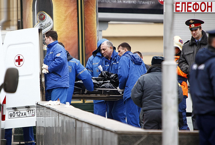 Rescuers taking the remains of victims away from the Lubyanka metro station, where a number of people were killed by the explosion. (RIA Novosti/Andrei Stenin)