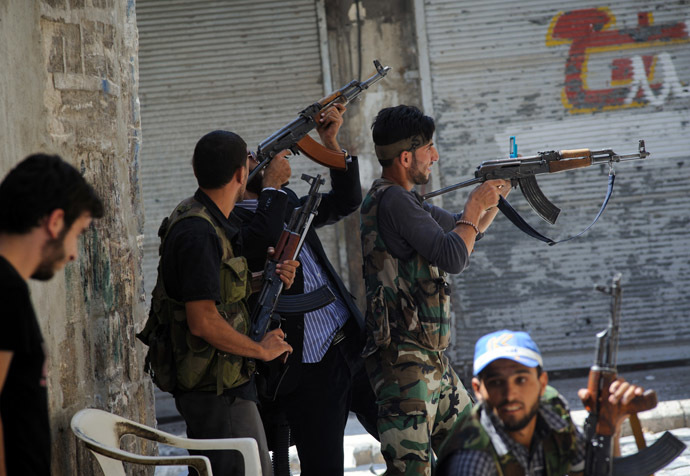 Members of the Free Syrian Army (FSA) shoot at advancing government troops in the al-Jadeida neighbourhood, in the Old City of Aleppo, on August 21, 2012. (AFP Photo)