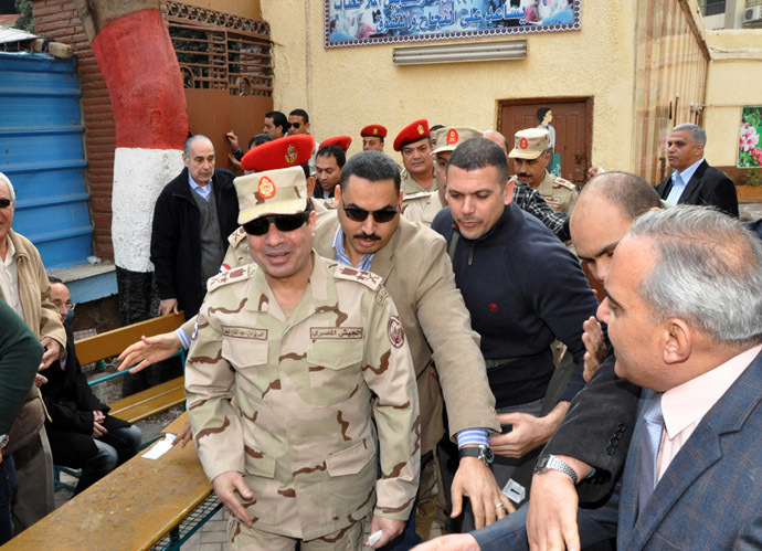  A handout picture released by the Egyptian army shows Egypt's Defence Minister, Army Chief Abdel Fattah al-Sisi (C) visiting a polling station in Cairo as Egyptians vote on a new constitution on January 14, 2014. (AFP Photo)