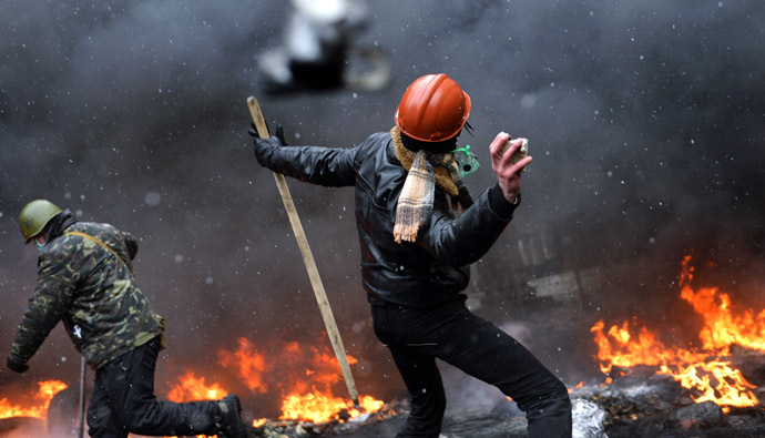 A demonstrator throws a stone during clashes between protestors and police in the center of Kiev on January 22, 2014. (AFP Photo)