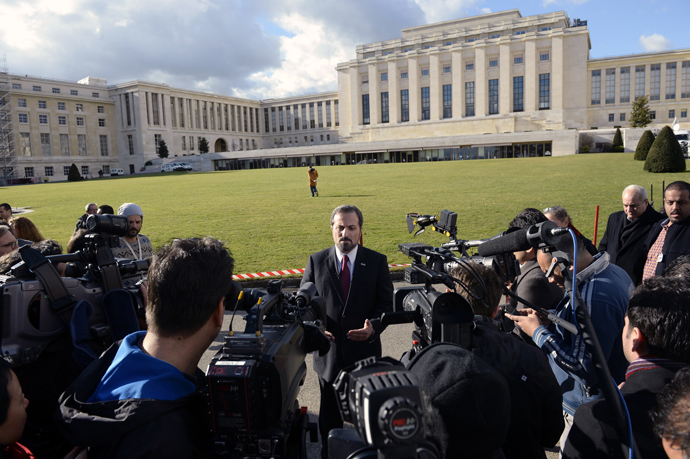 Louai Safi, spokesman of Syria's opposition National Coalition, briefs reporters at the "Geneva II" peace talks in Geneva on January 24, 2014. (AFP Photo / Philippe Desmazes)