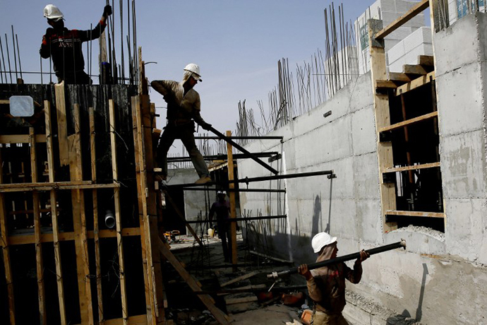 Palestinian laborers work on a construction site in Ramat Shlomo, a Jewish settlement in the mainly Palestinian eastern sector of Jerusalem, on October 30, 2013. (AFP Photo / Gali Tibbon)