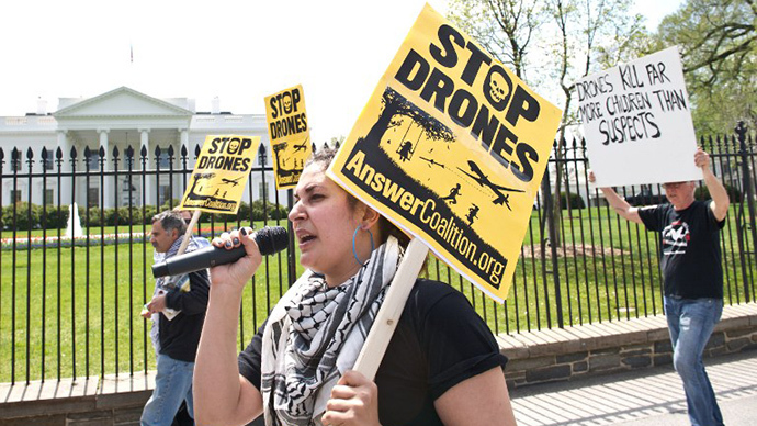 Protesters hold signs and chant slogans outside the White House in Washington on April 13, 2013 during a demonstration against the use of dones against Islamic militants and other perceived enemies of the US around the world. (AFP Photo / Nicholas Kamm)