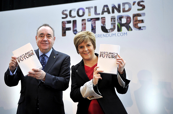 Scotland's First Minister Alex Salmond and Deputy First Minister Nicola Sturgeon pose for picture during a press conference to launch their regional government's long-awaited "white paper" ahead of next year's historic independence referendum, at Glasgow Science Centre in Glasgow, Scotland, on November 26, 2013. (AFP Photo / Andy Buchanan)