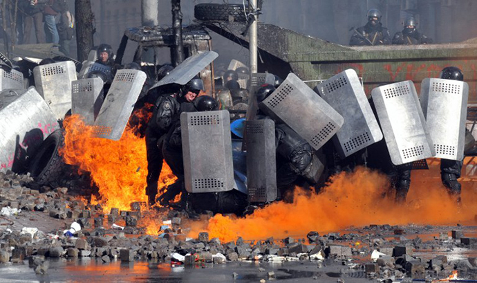 Riot police shield themselves during clashes in central Kiev on February 18, 2014. (AFP Photo / Genya Savilov)