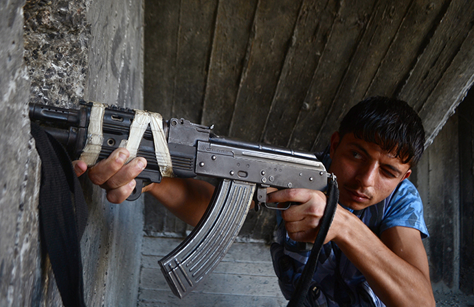 A rebel fighter takes aim at regime forces in the northern Syrian city of Aleppo (AFP Photo / Louai Abo Al-Jod)