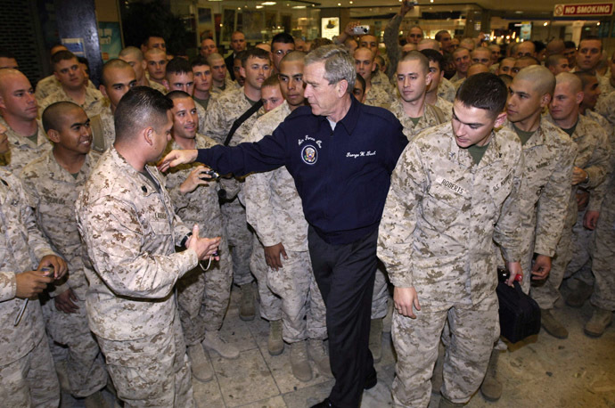 US President George W. Bush poses with Marines heading to Kuwait at Shannon Airport in Shannon, Ireland 01 March 2006. (AFP Photo)