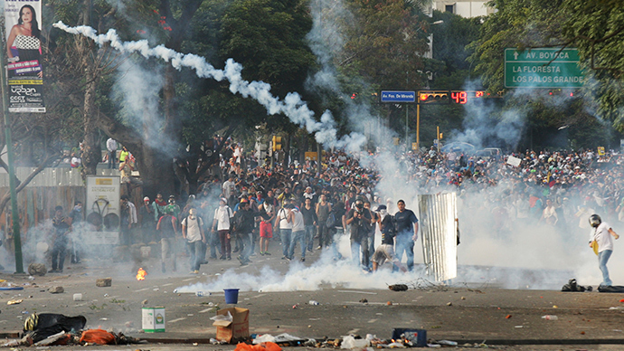 Demonstrators confront police during a protest against the government of President Nicolas Maduro in Caracas, February 22, 2014 (Reuters / Christian Veron)
