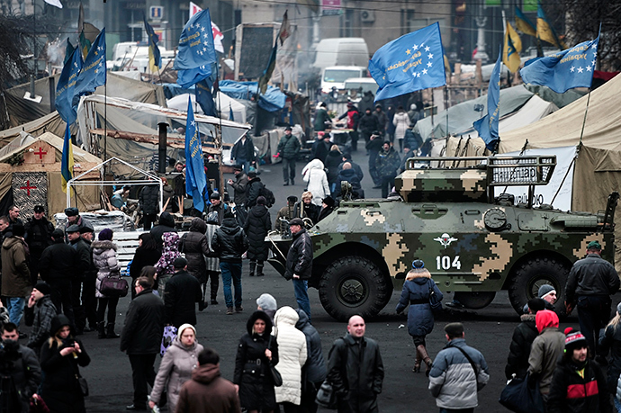People walk on Kiev's Independece square on February 25, 2014 (AFP Photo / Louisa Gouliamaki)