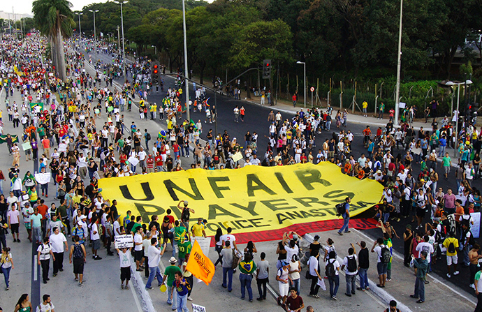 Brazilians participate in a demonstration near the Mineirao Stadium in Belo Horizonte, June 26, 2013 (Reuters / Jackson Romanelli)