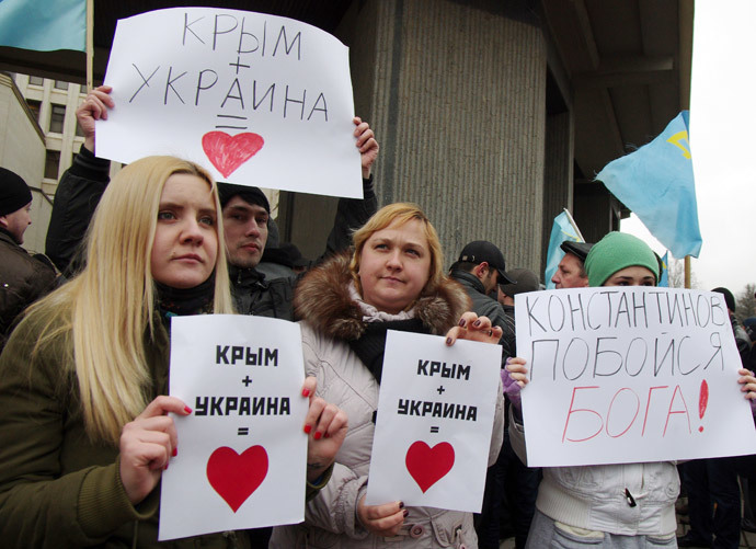 Pro-Ukrainian activists hold placards reading "Crimea+Ukraine is love" during a rally in front of the Crimean parliament in Semfiropol on February 26, 2014. (AFP Photo / Vasiliy Batanov) 