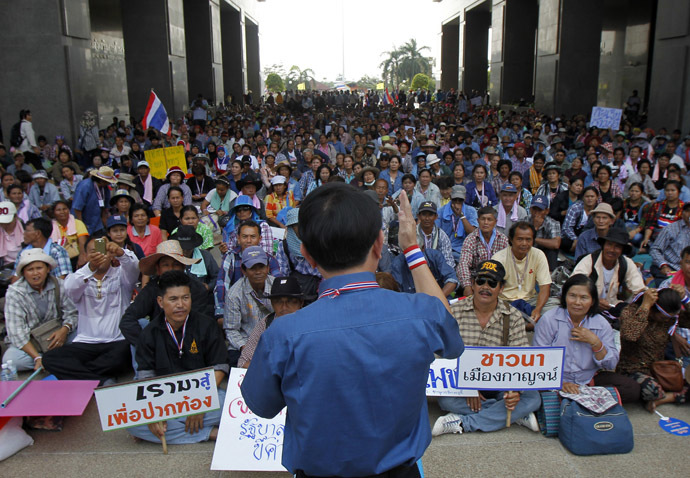 Farmers take part in a rally demanding the Yingluck administration resolve delays in payment, at the Commerce Ministry in Nonthaburi province, on the outskirts of Bangkok February 19, 2014. (Reuters)