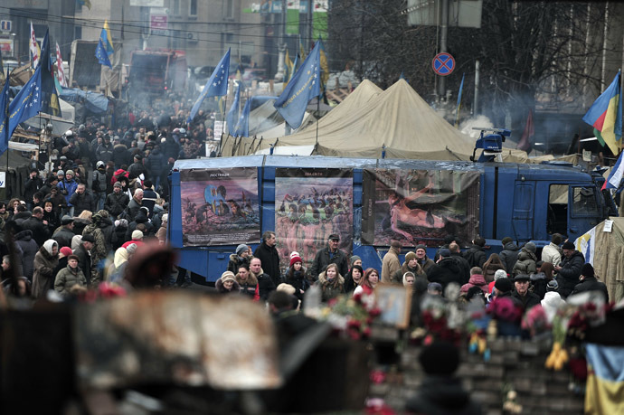 People walk at the Independence square in central Kiev on February 28, 2014. (AFP Photo/Louisa Gouliamaki)