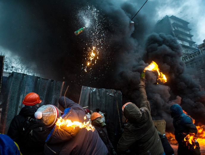 Protesters throw Molotov cocktails at police during clashes in the center of Kiev on January 22, 2014 (AFP Photo)