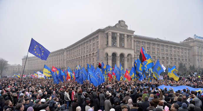 People hold a giant EU flag on November 24, 2013 during a rally in Kiev. (AFP Photo/Sergey Supinsky)