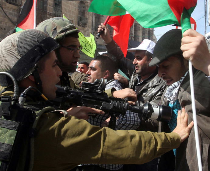 Israeli soldiers scuffle with a Palestinian protester in the center of the West Bank city of Hebron, on February 21, 2014 (AFP Photo / Hazen Bader) 