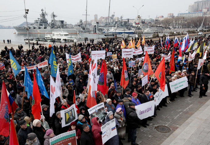 Participants of a rally on Korabelnaya Embankment, Vladivostok voice their support for Russian speakers in Ukraine and the friendship between the fraternal peoples. (RIA Novosti)
