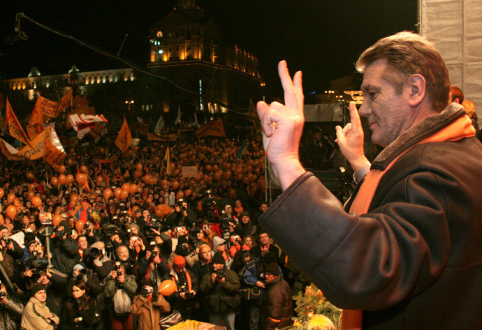 December 28, 2004.Ukrainian opposition leader Yushchenko flashes victory signs as he greets supporters during rally in central Kiev. (Reuters)