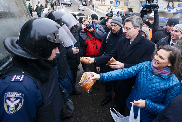 US Assistant secretary of State for European and Eurasian Affairs Victoria Nuland (R) distributing cakes to riot policemen on the Independence Square in Kiev on December 10, 2013. (AFP Photo / Andrew Kravchenko) 