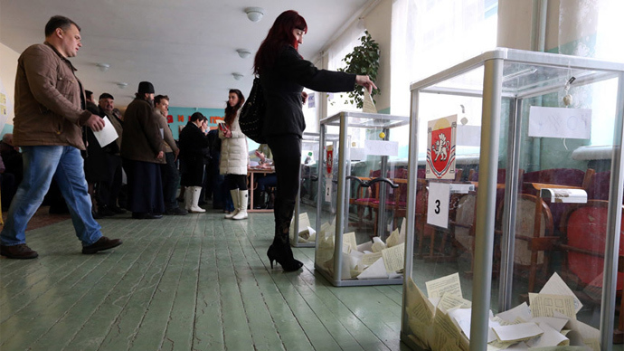 A woman casts her ballot during the referendum on the status of Ukraine's Crimea region at a polling station in Bakhchisaray March 16, 2014 (Reuters)