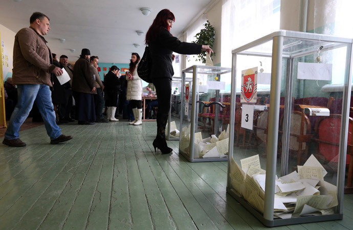 A woman casts her ballot during the referendum on the status of Ukraine's Crimea region at a polling station in Bakhchisaray March 16, 2014.(Reuters / Sergei Karpukhin)