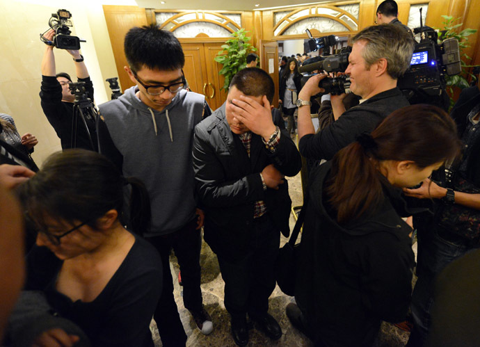  Chinese relatives of passengers from the missing Malaysia Airlines flight MH370 leave the lounge in the Metro Park Lido Hotel, after a meeting with Malaysian officials in Beijing on March 21, 2014. (AFP Photo)