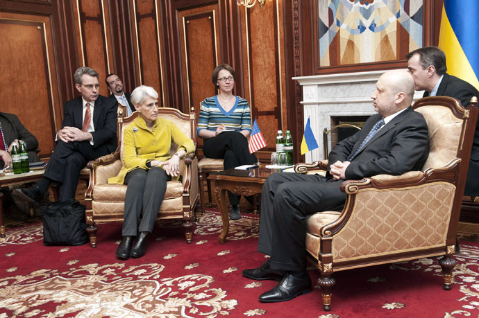 Ukrainian speaker of parliament and interim president Olexander Turchynov (R) speaks with U.S. Under Secretary of State for Political Affairs Wendy Sherman (2nd L) during a meeting prior to talks in Kiev on March 20, 2014. (AFP Photo)