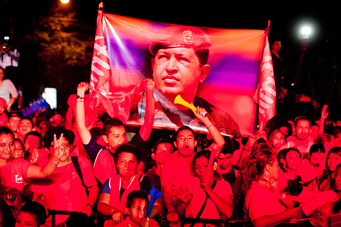 Supporters of presidential candidate Salvador Sanchez Ceren (not pictured) celebrate at the closing of voting for the run-off election in San Salvador, El Salvador on March 9, 2014 (AFP Photo / Jose Cabezas)