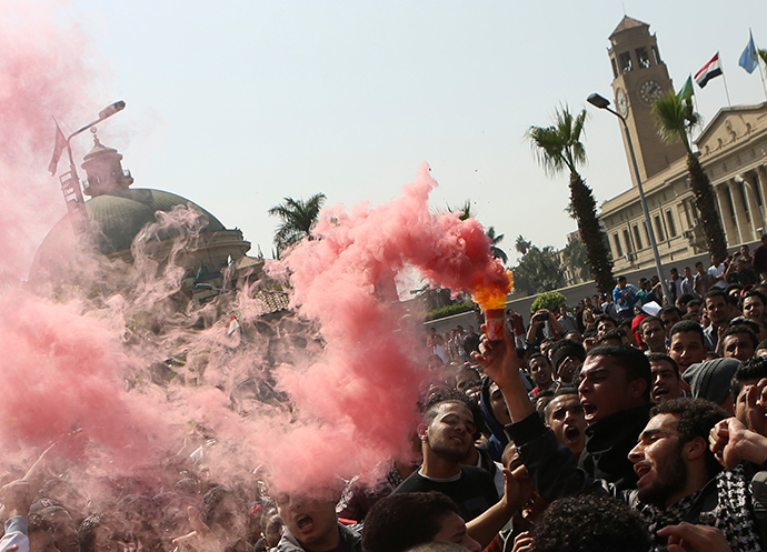 Students who are supporters of the Muslim Brotherhood and ousted President Mohamed Mursi shout slogans in a protest against the military and interior ministry in front of Cairo University March 26, 2014 (Reuters / Amr Abdallah Dalsh)