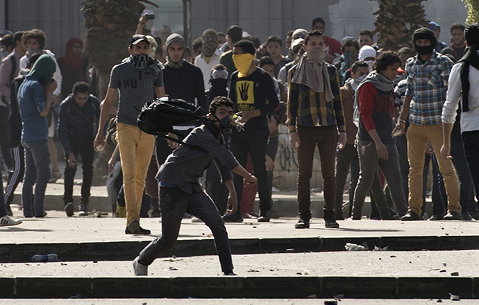 Egyptian students who support the Muslim Brotherhood and ousted Islamist president Mohamed Morsi clash with riot police following a demonstration outside Cairo University on March 26, 2014. (AFP Photo / Khaled Desouki)