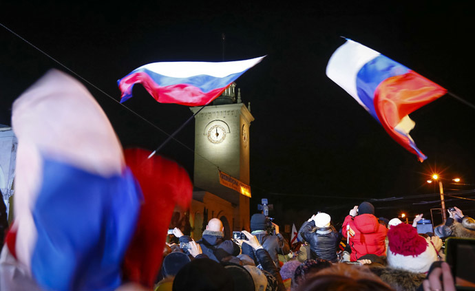 People celebrate the ceremonial change of time on the railway square in the Crimean city of Simferopol March 30, 2014. (Reuters)
