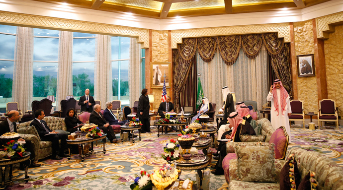 US and Saudi delegations sit opposite as US President Barack Obama meets with King Abdullah at Rawdat al-Khraim (Desert Camp) near Riyadh in Saudi Arabia, March 28, 2014 (Reuters / Kevin Lamarque)