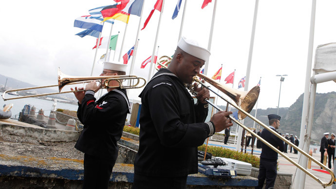 U.S. Military sailormen play military music during the deactivation ceremony of Navsouth Base Headquarter in Nisida Island near Naples, Italy (AFP Photo / Controluce) 