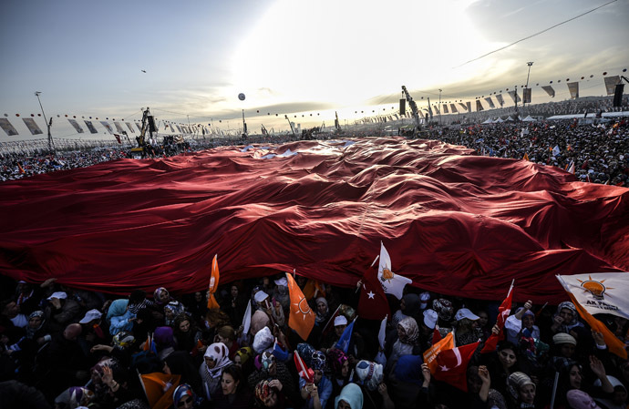 Supporters of Turkey's Prime Minister cheer and wave Turkish and AK Party (AKP) flags during an election rally in Istanbul on March 23, 2014. (AFP Photo)