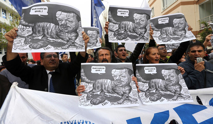  Protesters hold placards depicting Turkey's Prime Minister Recep Tayyip Erdogan as a cat, during a demonstration in front of the Supreme Electoral Board (YSK) in Ankara April 2, 2014. (AFP Photo)