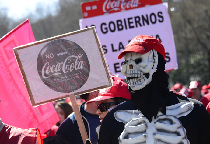 Employee of Iberian Partners, the sole bottler of Coca-Cola in Spain, demonstrate against a redundancy employment scheme in Madrid on March 9, 2014 on the sidelines of outdoor performances in protest against the decline in state support for the arts in Spain. (AFP Photo / Javier Soriano)
