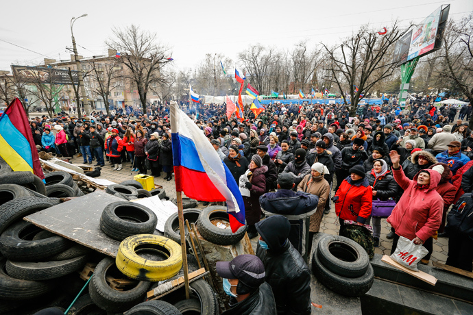Pro-Russian supporters attend a rally in front of the seized office of the SBU state security service in Luhansk, eastern Ukraine April 12, 2014 (Reuters / Shamil Zhumatov)