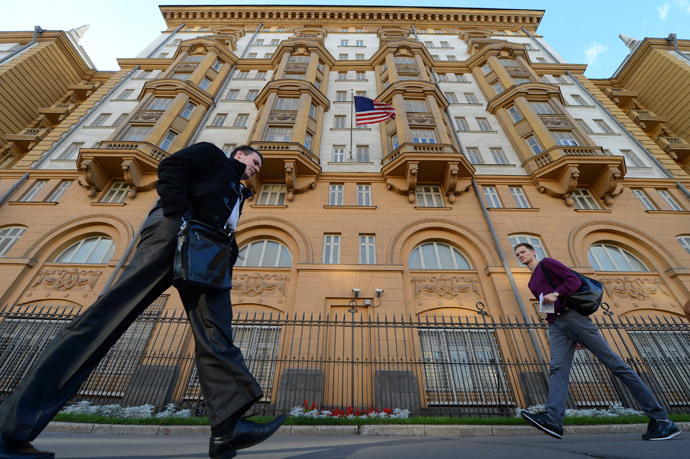 People walk past the US Embassy in Moscow, the headquarters of US Agency for International Development (USAID ) Russiaâs mission (AFP Photo / Kirill Kudryavtsev) 